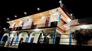 Un edificio de varios pisos con balcones y techo plano.