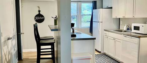 Kjøleskap, mikrobølgeovn, ovn og kokeplater