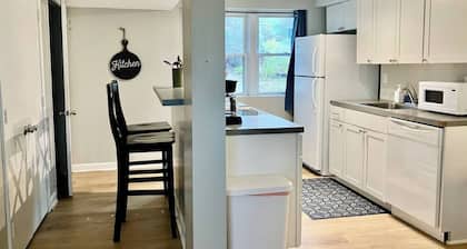 Walk to Blackstone, Pet Friendly, Midtown Oasis