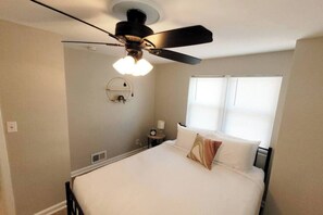 2 habitaciones, tabla de planchar con plancha, wifi y ropa de cama 