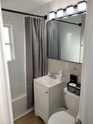 Shower, hair dryer, towels - Sequoia Stay, Walk to Blackstone Fun (Omaha)