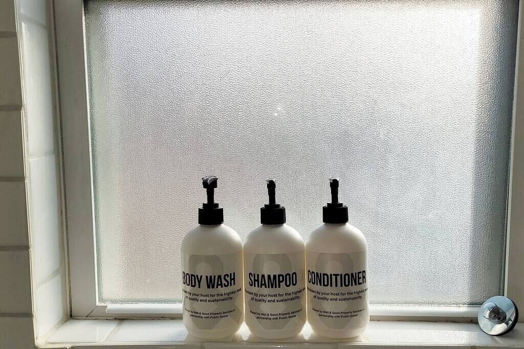 Douche, sèche-cheveux, serviettes fournies