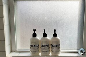 Douche, sèche-cheveux, serviettes fournies