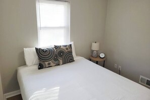 3 bedrooms, desk, iron/ironing board, WiFi - Sequoia Stay, Walk to Blackstone Fun (Omaha)