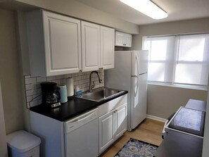 Fridge, microwave, oven, stovetop - Sequoia Stay, Walk to Blackstone Fun (Omaha)