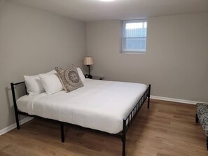 3 bedrooms, desk, iron/ironing board, WiFi - Sequoia Stay, Walk to Blackstone Fun (Omaha)
