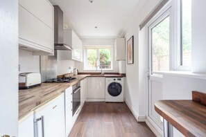 Apartment | Private kitchen | Fridge, microwave, oven, stovetop - The Ealing Villa (London)
