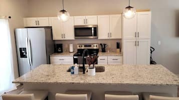 Frigorifero, microonde, forno, piano cottura