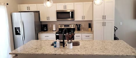 Geladeira, micro-ondas, fogão, cooktop