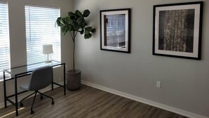 Un espace de bureau moderne comprenant un bureau, une chaise et une plante en pot.