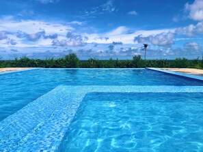 Outdoor pool, pool umbrellas, pool loungers - Tulia Eco Garden (Ukunda)
