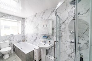 Casa de campo | Baño | Bañera y ducha independientes, bañera profunda y secador de pelo