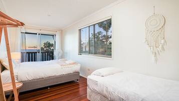 2 dormitorios, tabla de planchar con plancha, ropa de cama