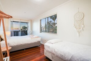 2 dormitorios, tabla de planchar con plancha, ropa de cama