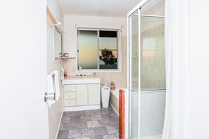 Shower, hair dryer, towels, soap - Seaview • 2BDR Close to Beaches, Marina & Local Favourites • Beautiful View (Seventeen Seventy)