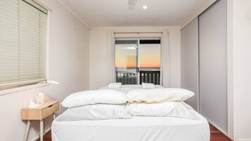 2 dormitorios, tabla de planchar con plancha, ropa de cama