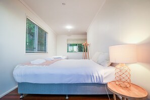 2 bedrooms, iron/ironing board, bed sheets - Seaview: Breathtaking Bay Views in 1770 (Seventeen Seventy)