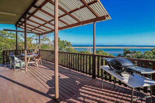 Seaview • 2BDR Close to Beaches, Marina & Local Favourites • Beautiful View