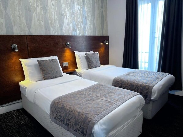 Standard Twin Room | Desk, free WiFi, bed sheets - Lidos Hotel (London)