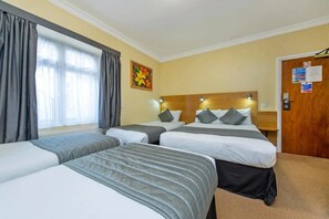 Quadrupla Standard | Una scrivania, Wi-Fi gratuito, lenzuola