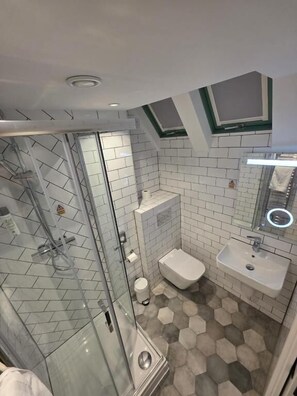 Dusj, hårføner, håndklær og sjampo