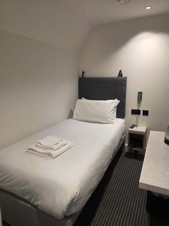 Habitació individual bàsica | Escriptori, wifi gratuïta i roba de llit 