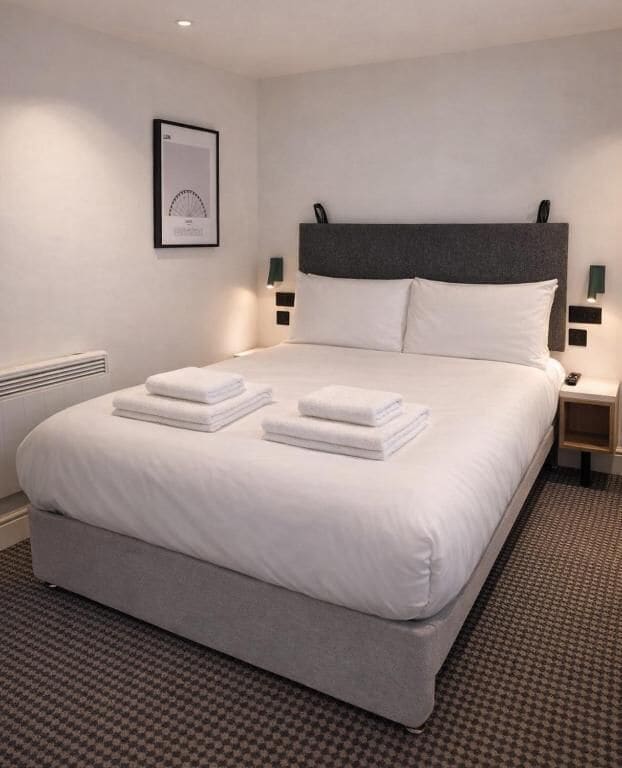 Habitació doble bàsica | Escriptori, wifi gratuïta i roba de llit 