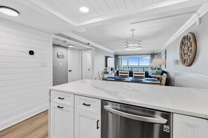 Geladeira, micro-ondas, cooktop, lava-louças