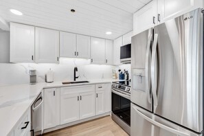 Réfrigérateur, micro-ondes, plaque de cuisson, lave-vaisselle