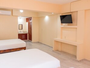 Superior Double Room | Bed sheets - OYO Hotel La Playa (Zihuatanejo)