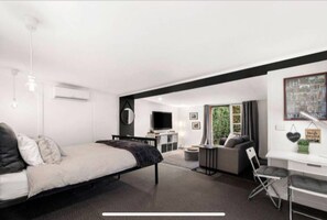 Studio Suite, Patio | Living area