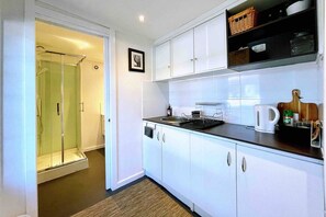 Studio Suite, Patio | Private kitchen