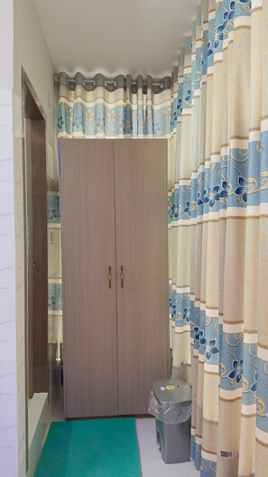 Quarto solteiro luxo | Guarda-roupa