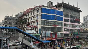 Vista frontal de la propiedad