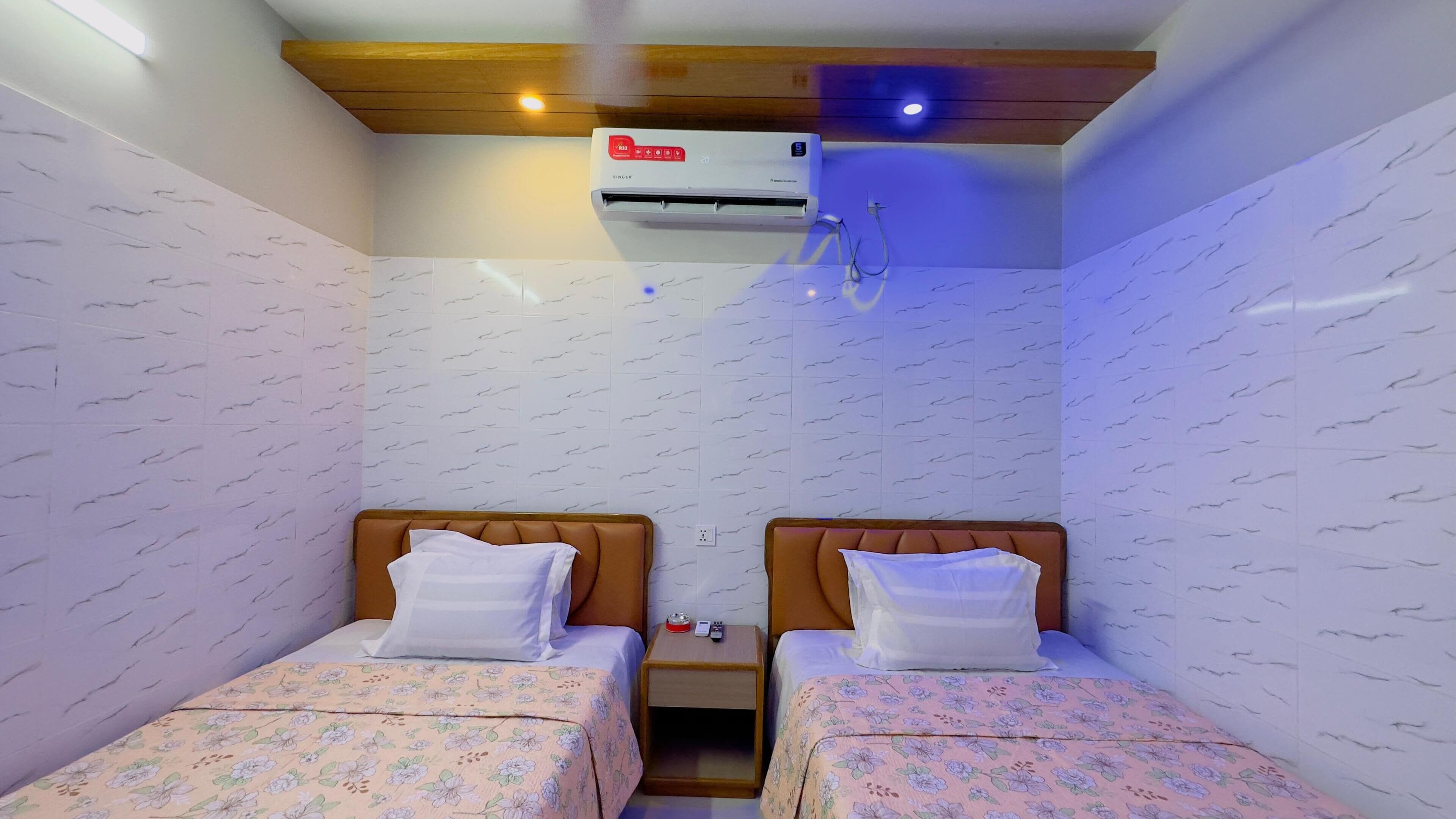 Phòng 2 giường đơn Deluxe | Bộ đồ giường cao cấp, nệm có lớp đệm bông, bàn 