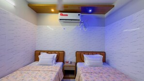 デラックス ツインルーム | 高級寝具、ピロートップベッド、デスク、WiFi (無料)