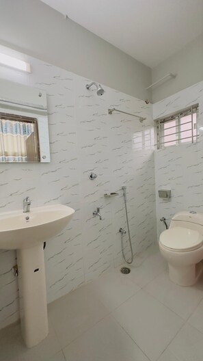 Douche, douche à « effet pluie », serviettes fournies