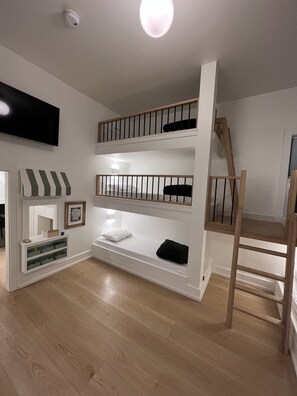 5 bedrooms, travel crib, WiFi, bed sheets