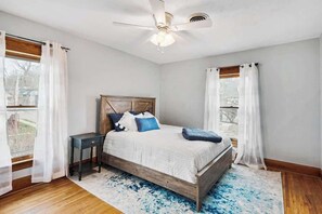 4 bedrooms, free WiFi, bed sheets - Historic/Renovated home steps to Notre Dame(103) (South Bend)