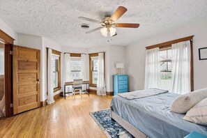 3 bedrooms, desk, travel cot, WiFi - Historic/Renovated home steps to Notre Dame(103) (South Bend)