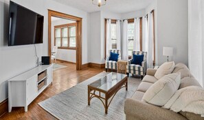 TV, books, offices - Historic/Renovated home steps to Notre Dame(103) (South Bend)