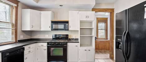 Een koelkast, een microgolfoven, een oven, een kookplaat