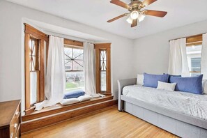 3 soverom, skrivebord, reiseseng for barn og wi-fi