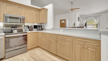 Kjøleskap, mikrobølgeovn, ovn og kokeplater