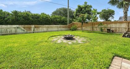 Sunny Pool Retreat, Pet-Friendly Near Beaches