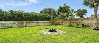 Sunny Pool Retreat, Pet-Friendly Near Beaches