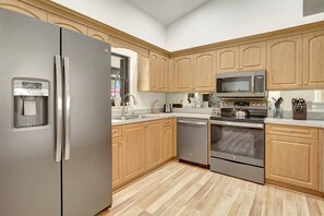 Coffee/tea maker, fridge, microwave, oven