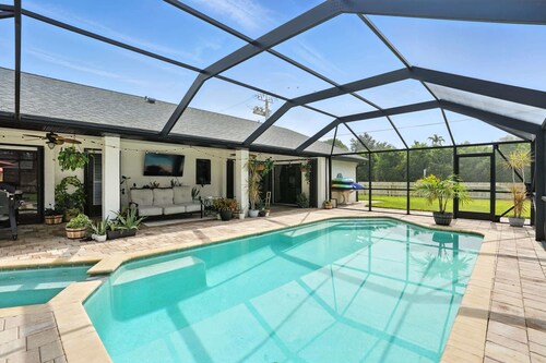 Sunny Pool Retreat, Pet-Friendly Near Beaches
