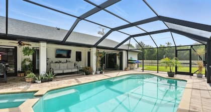 Sunny Pool Retreat, Pet-Friendly Near Beaches