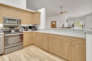 Cafetera y tetera, refrigerador, microondas y horno